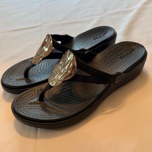 Crocs Sanrah size 7 Liquid Metallic Wedge Flip Sandal Black